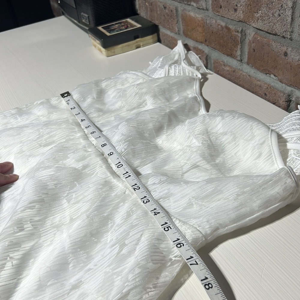 Gorgeous ROMWE white dress with beautiful“angel wings“ stripes - Picture 13 of 16